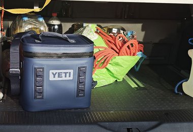 Die Yeti Hopper Flip 12 Kühltasche passt perfekt in unseren T5-Bus