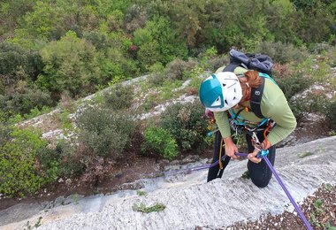 Hinten der Gummi für die Stirnlampenbefestigung am Edelrid Salathe Lite Kletterhelm