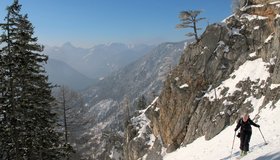 Aufstieg an einem sonnigen Hochwintertag