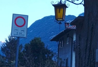 Das nicht gleich erkennbare Schild bei der Pizzeria Laterna