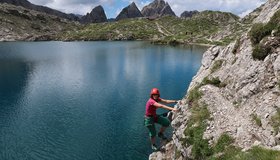 Beim Zurückklettern, hinten die Hütte.