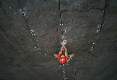 Connor Herson klettert „Recovery Drink“ (5.14c/8c+) (c) Christian Adam