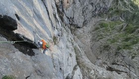 Die Schlüsselseillänge (7. SL), die an diesem Tag trotz Nässe frei geklettert werden konnte.