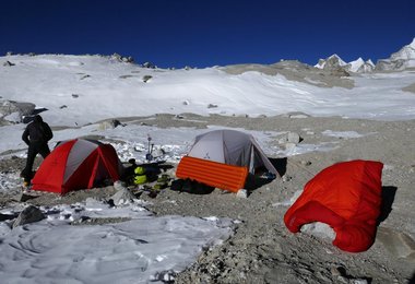 Hochlager am Kogi La – im Hintergrund P. 6.419