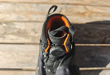 Es gibt gute Laschen zum Anziehen des Aku Croda Boa GTX Leichtbergschuhs