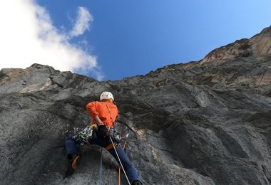 Peter nutzt die schoenen Querschlitze zum Setzen mobiler Sicherungsmittel. Foto: S.Schüpbach
