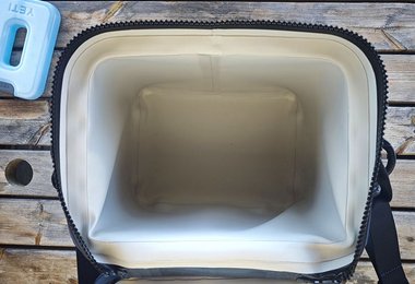 Innen ist die Yeti Hopper Flip 12 Kühltasche schön glatt