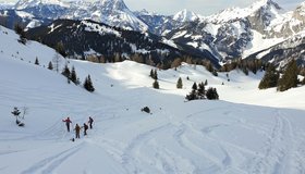 Schneeschuhger oberhalb des Nebelkreuzes