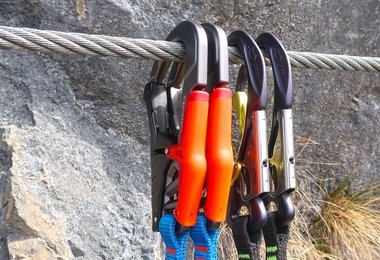 Der Mammut Karabiner (links) liegt am angenehmsten in der Hand, rechts der "alte" Metall-Handballenverschluss von CT